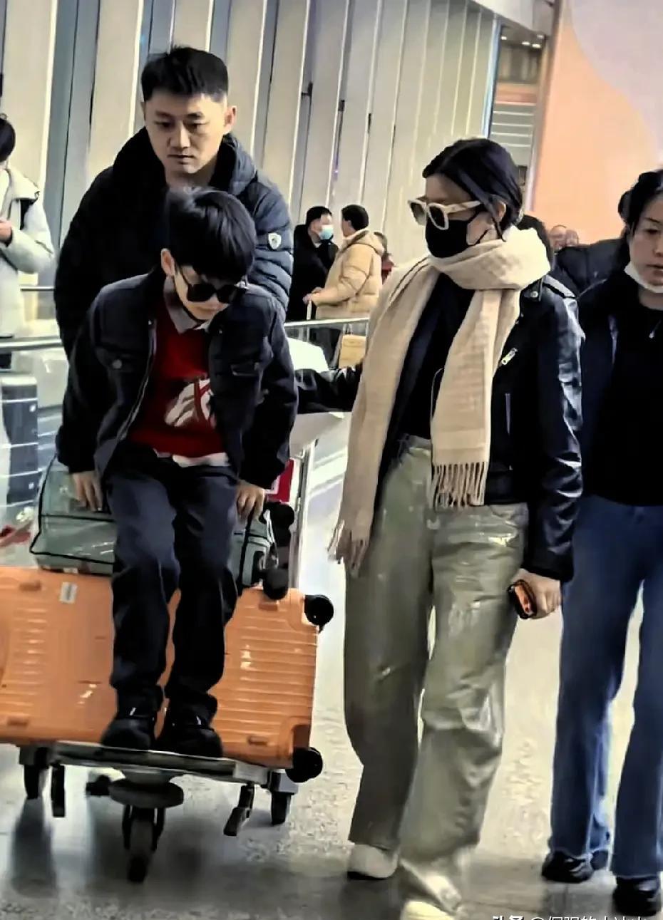 陈晓和陈妍希，可能正在联手下一盘大棋。表面是矛盾：一个坚决要护住儿子的童年，一