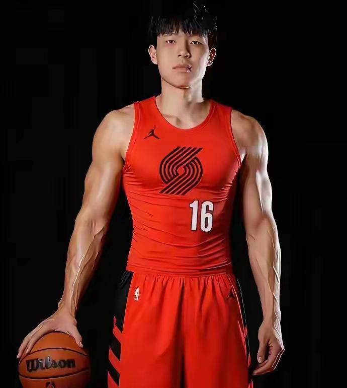 10+2+2+1杨瀚森在g联赛混音队对俄克拉荷马城篮队上半场出场15分钟，得到了