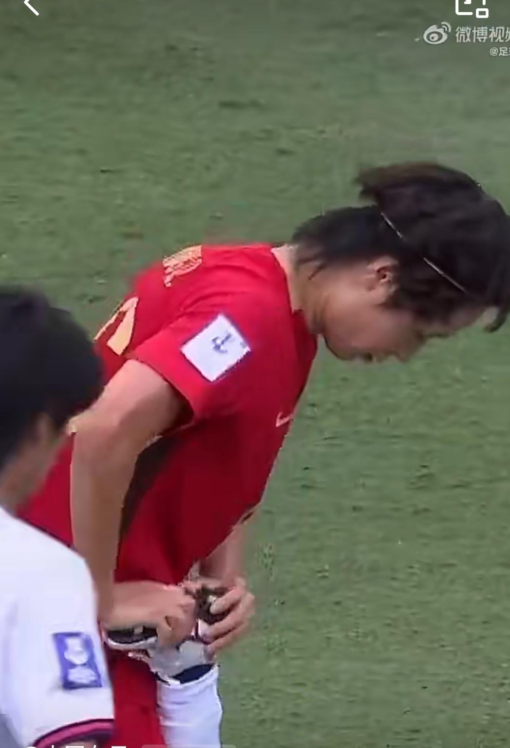 赢球赢人，张睿为中国台湾省队员压腿。昨天，中国女足在亚洲杯1/4决赛对中国台湾