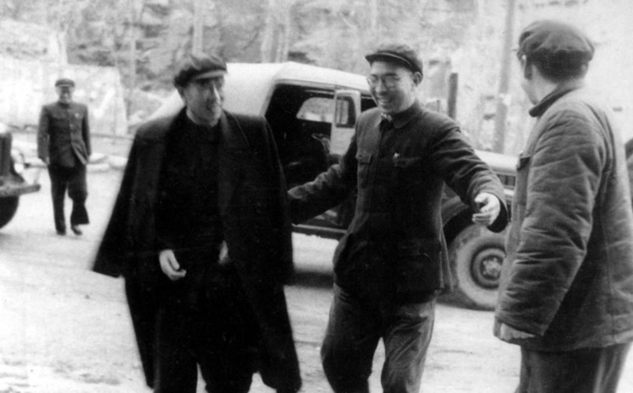 1968年，四川副省长邓华进京开会，有老战友特意找来了，劝说：“现在‘101’说