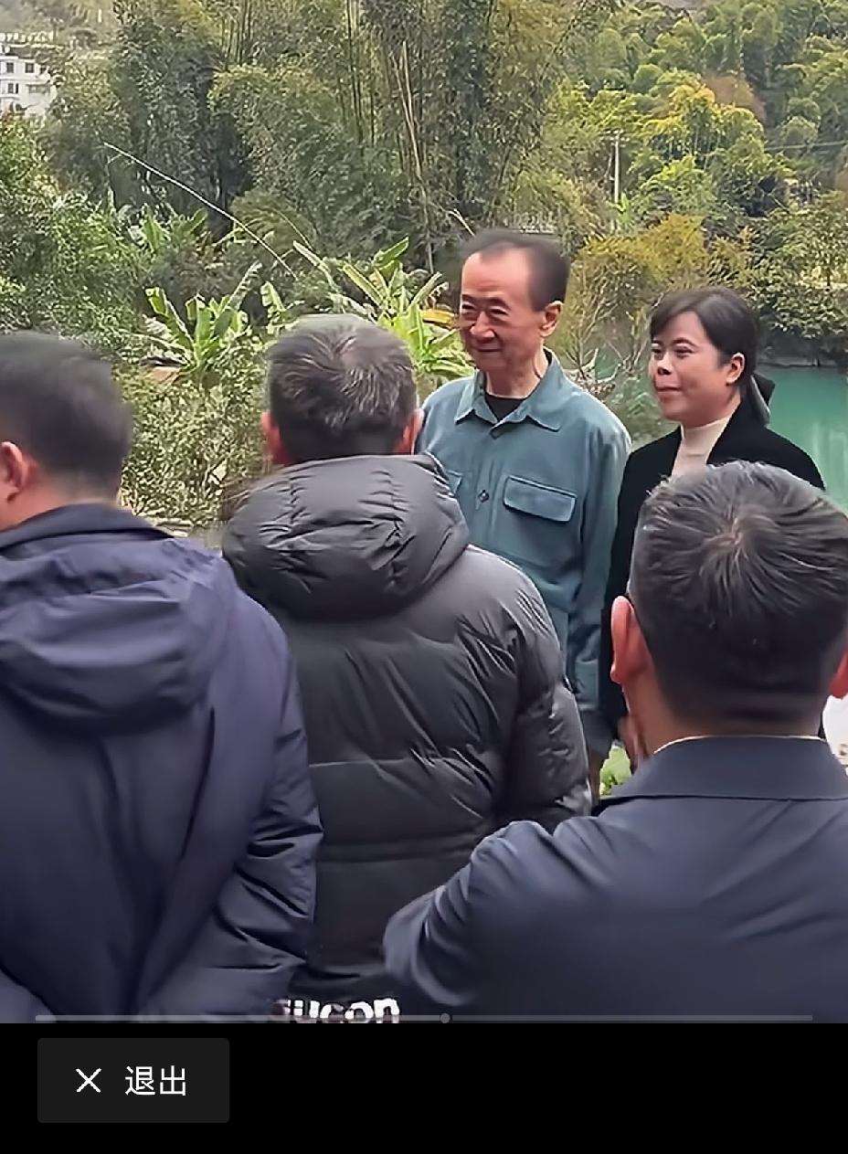 72岁的王健林又瘦了，满脸慈祥，看着很随和，像个普通的老爷子。一把年纪了，还在