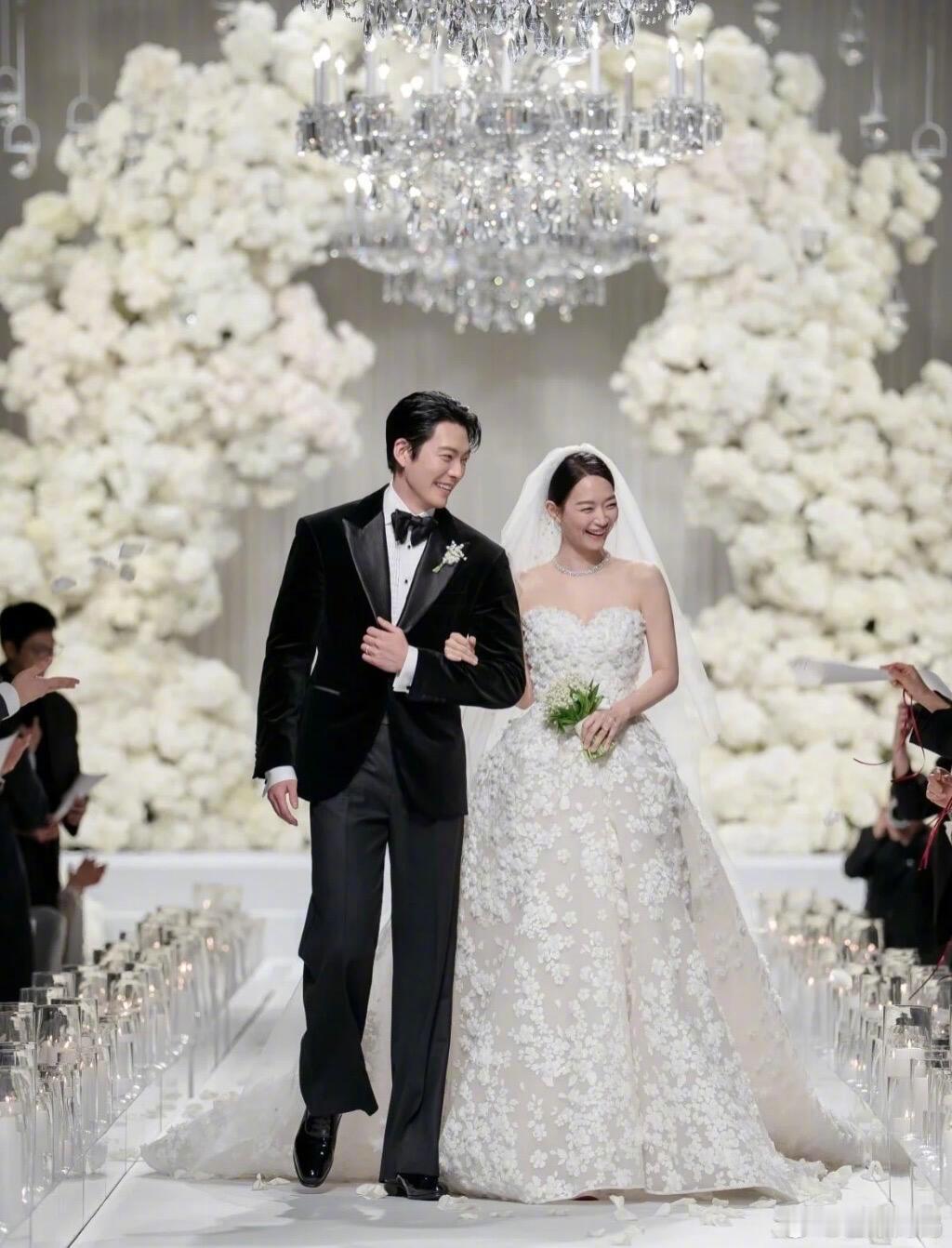 申敏儿金宇彬婚礼内场造型图，欧巴欧尼身高长相气质都太般配了！！
