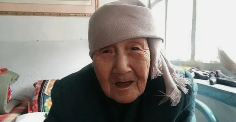 1943年，一名女子被日军欺辱后，在山洞里生下一个孩子。本来解开衣服给孩子喂奶，