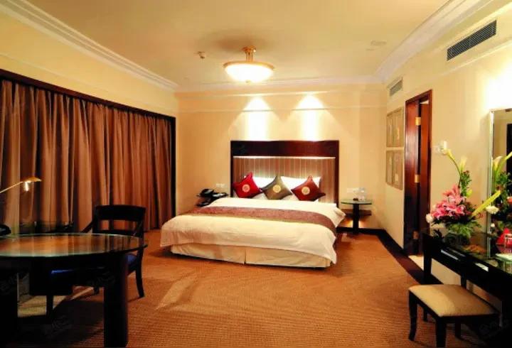 亲戚在新疆开了酒店营业招工了，打电话让我打听内地有没有人去，我一问工资沉默了。