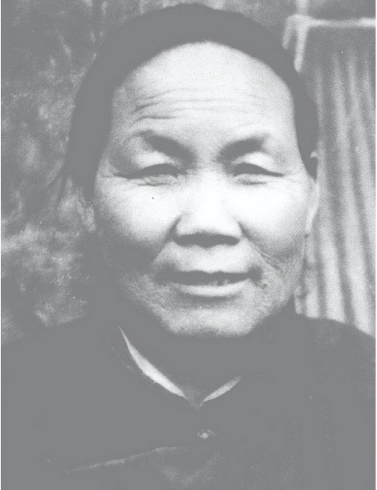1940年，山东一大娘给八路军煮了浓稠的小米粥，饥饿的战士们狼吞虎咽。班长发觉不