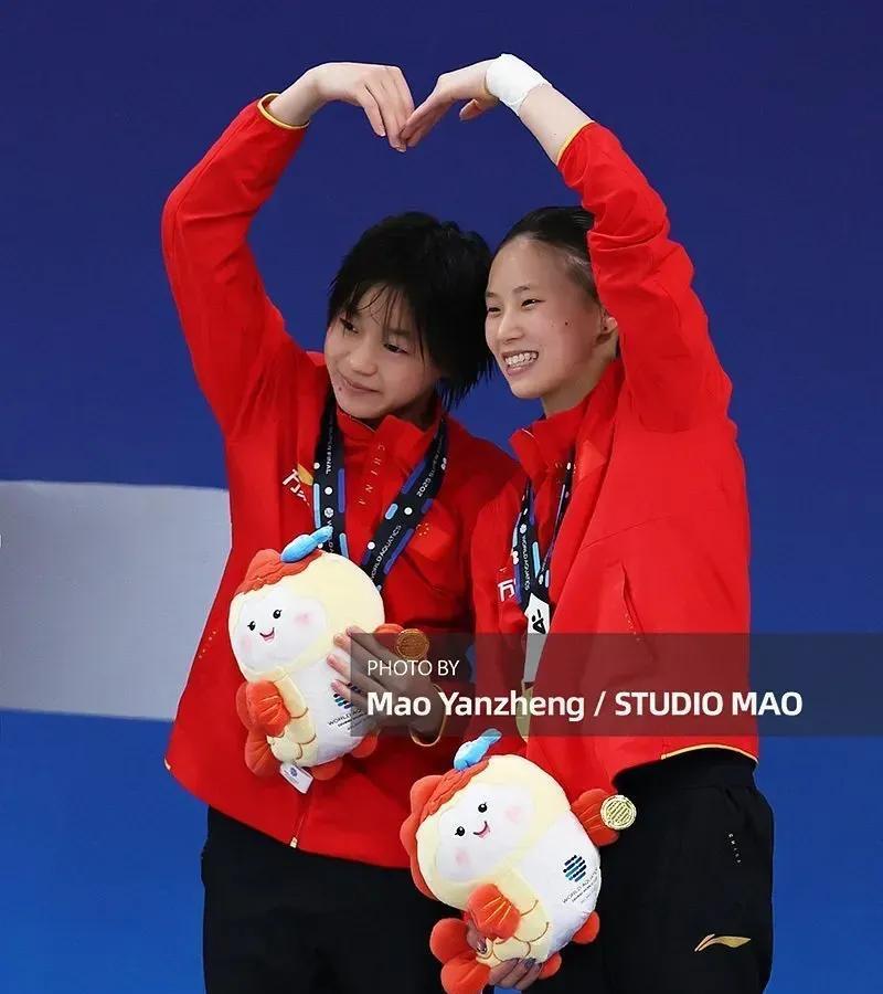 全红婵2025年跳水世界杯获得的单人都是亚军，和陈芋汐搭档双人一个冠军，她正在经