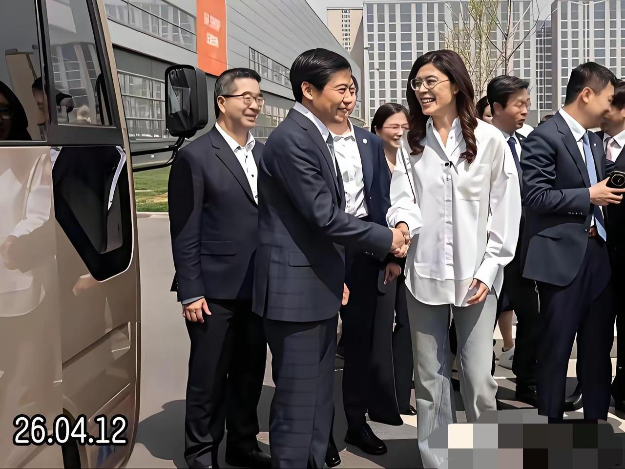 以前是马云代表企业家现在是雷军代表企业家照片像素变了。我们开放的脚步没有变