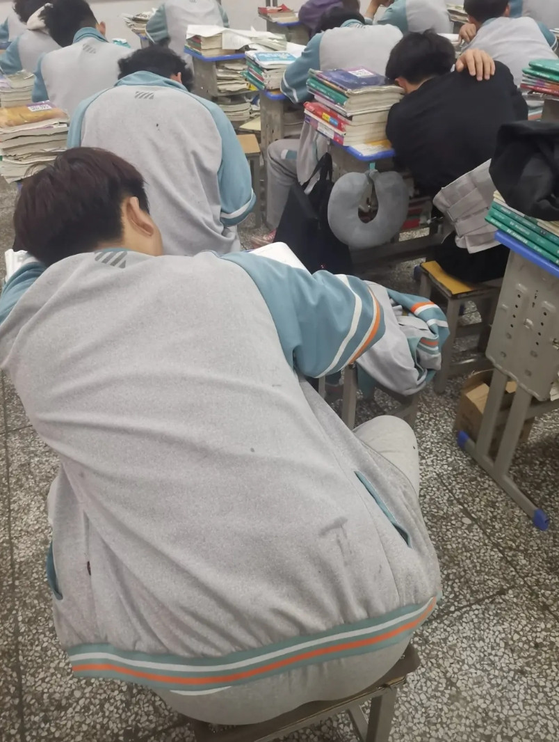 都来看看吧，这是谁的部下，谁家的孩子！面对一群躺平的学生你能怎么办。大家看到