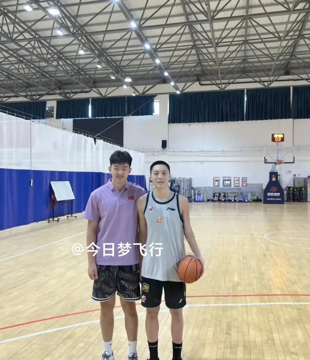 胡明轩在二沙岛与广东男排球员合照！昨晚，有广东男排球员晒出了与胡明轩的合照，并