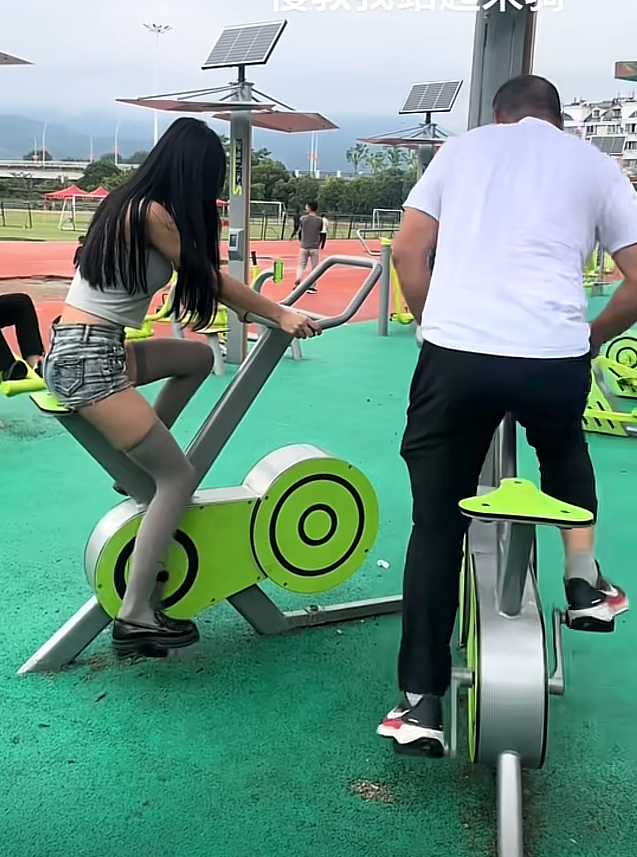 大哥人还怪好来，教我怎么骑这个