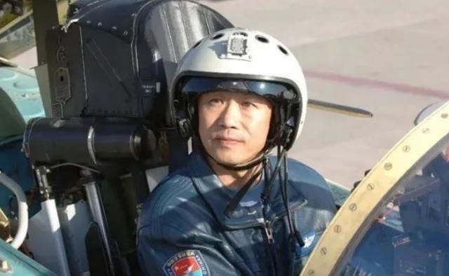 2005年5月，我国一架研发数十年的特殊战机，突然在试飞中＂倒扣下坠＂直冲村落，