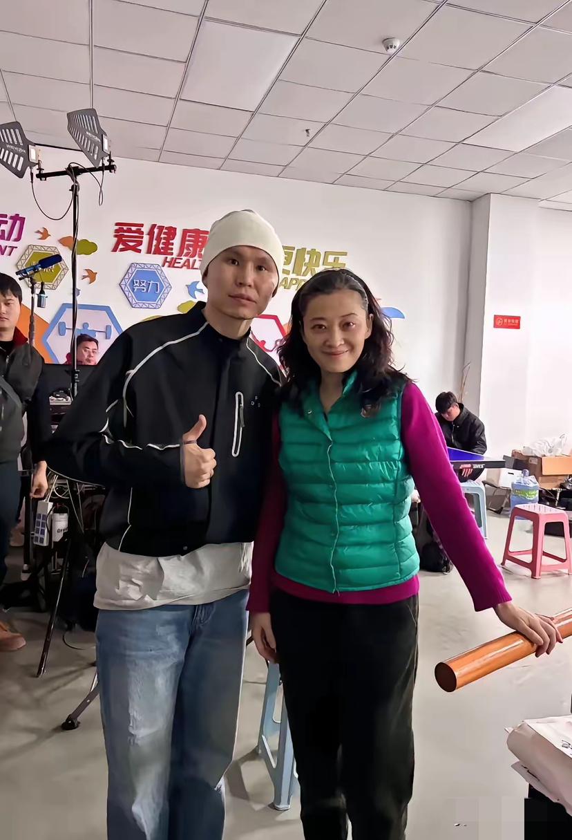 怎么感觉梅婷和刘琳越来越像了。感觉现在梅婷的素颜状态，有点像《父母爱情》里的德