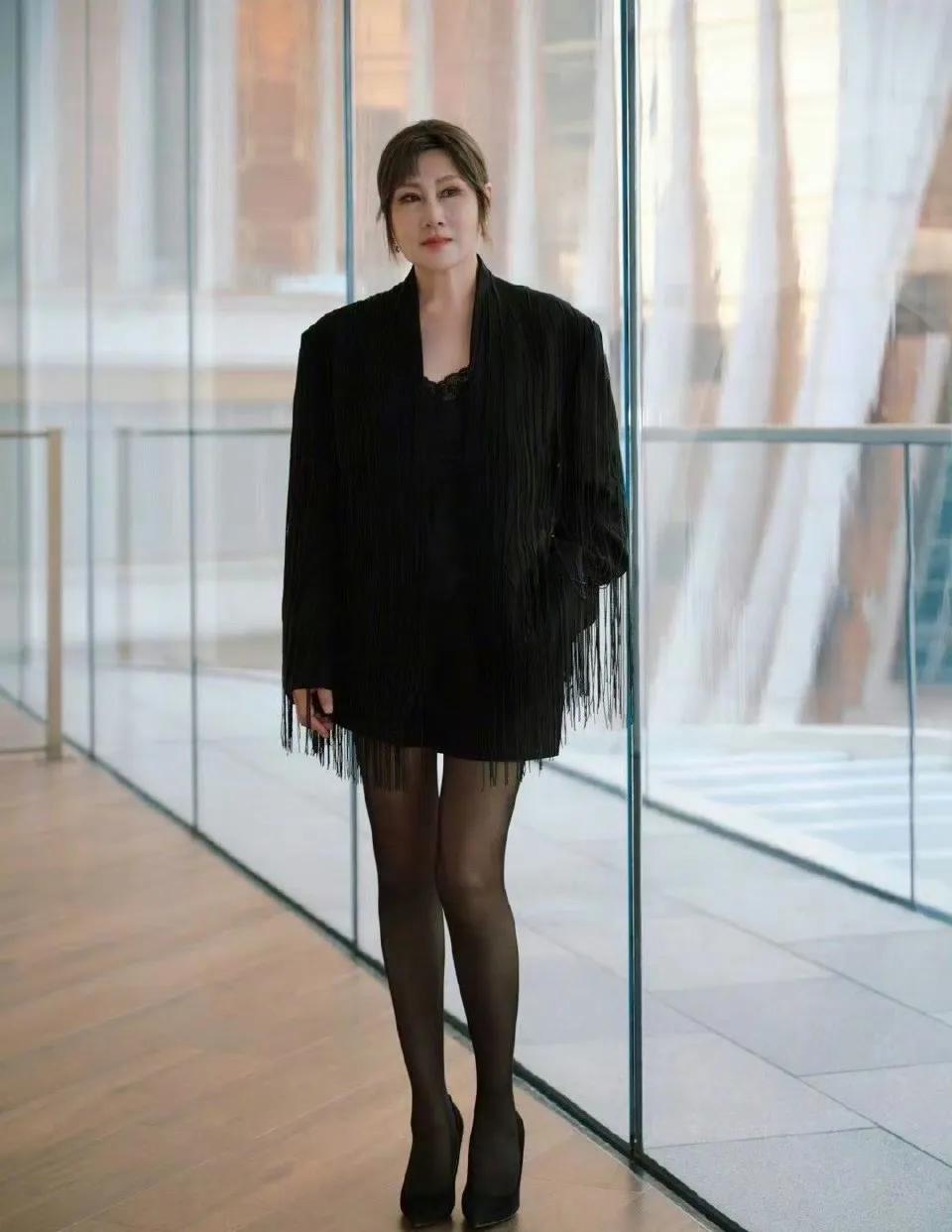 我很好奇到底是什么样的家庭？能够教育出张凯丽这样的女人！刚去扒了一下，才发现