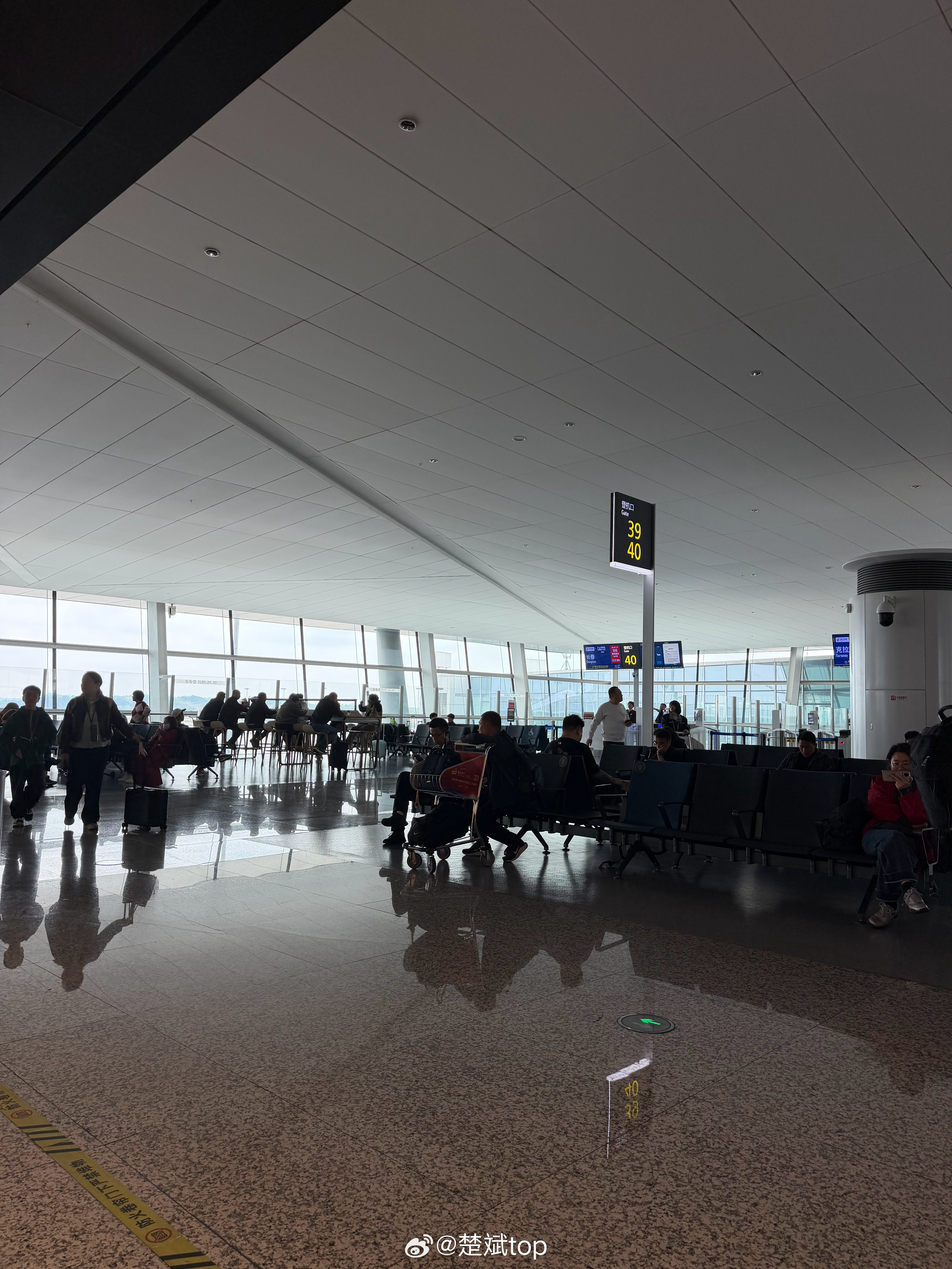 哎呀我是真讨厌各个机场的卫星厅啊，我是来坐飞机的不是来坐小火车的