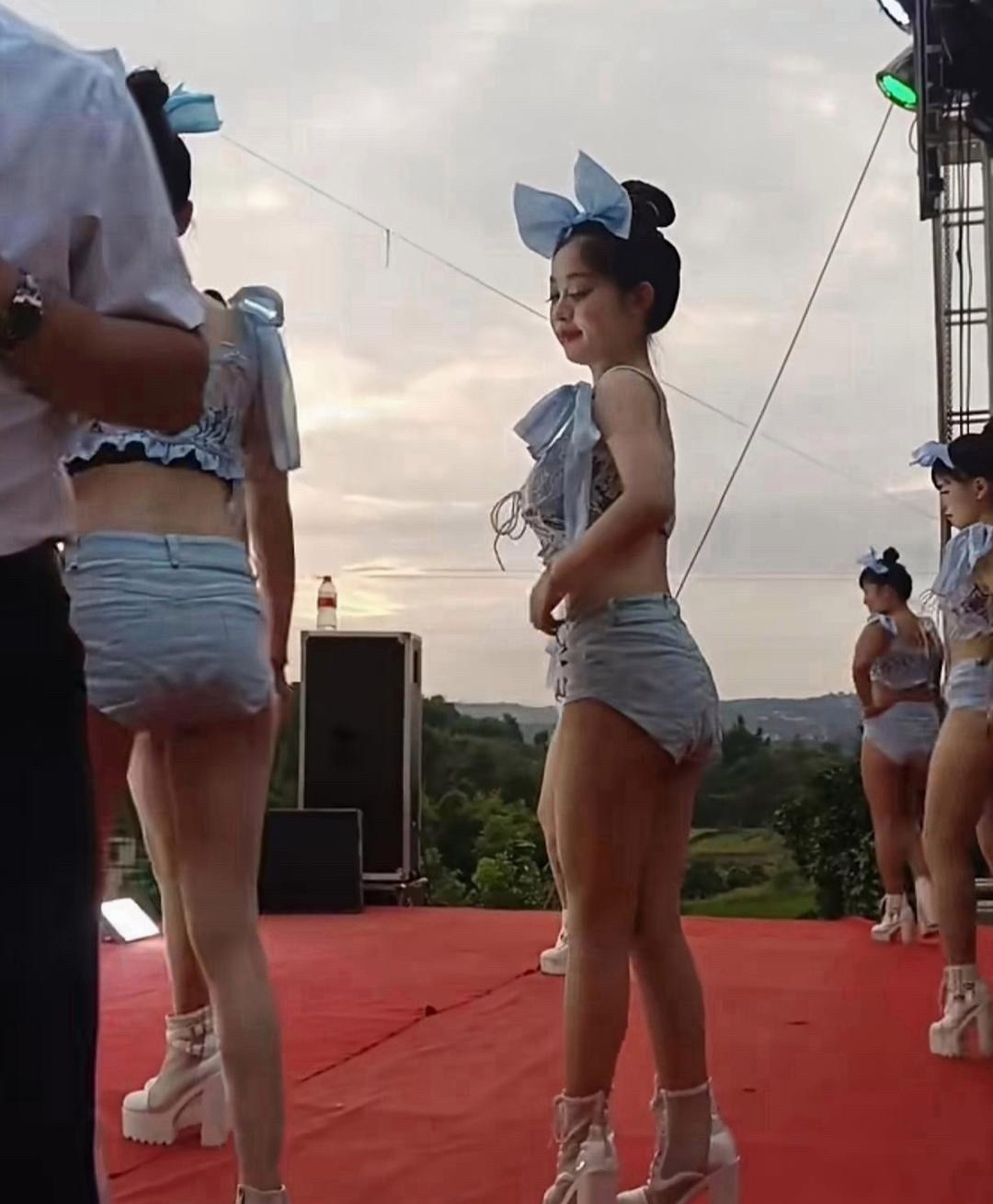 这是哪里的汇演啊，这么整不会伤风败俗吗？