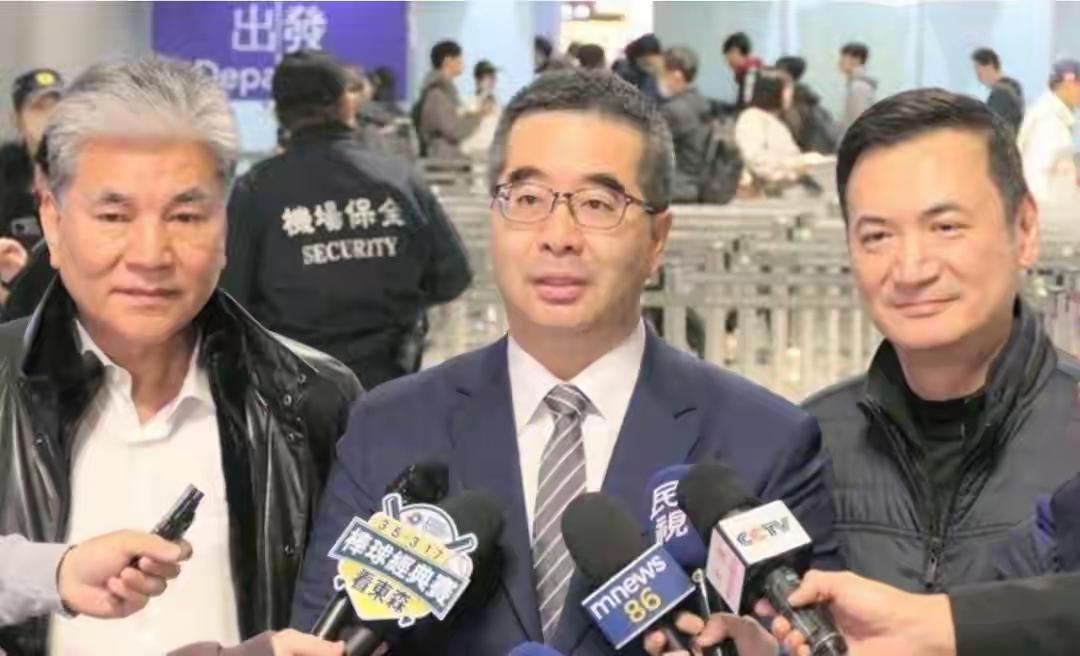 郑丽文率团在北京召开中外记者会，萧旭岑陪同出席，发布会开始前，郑丽文问有多少台湾