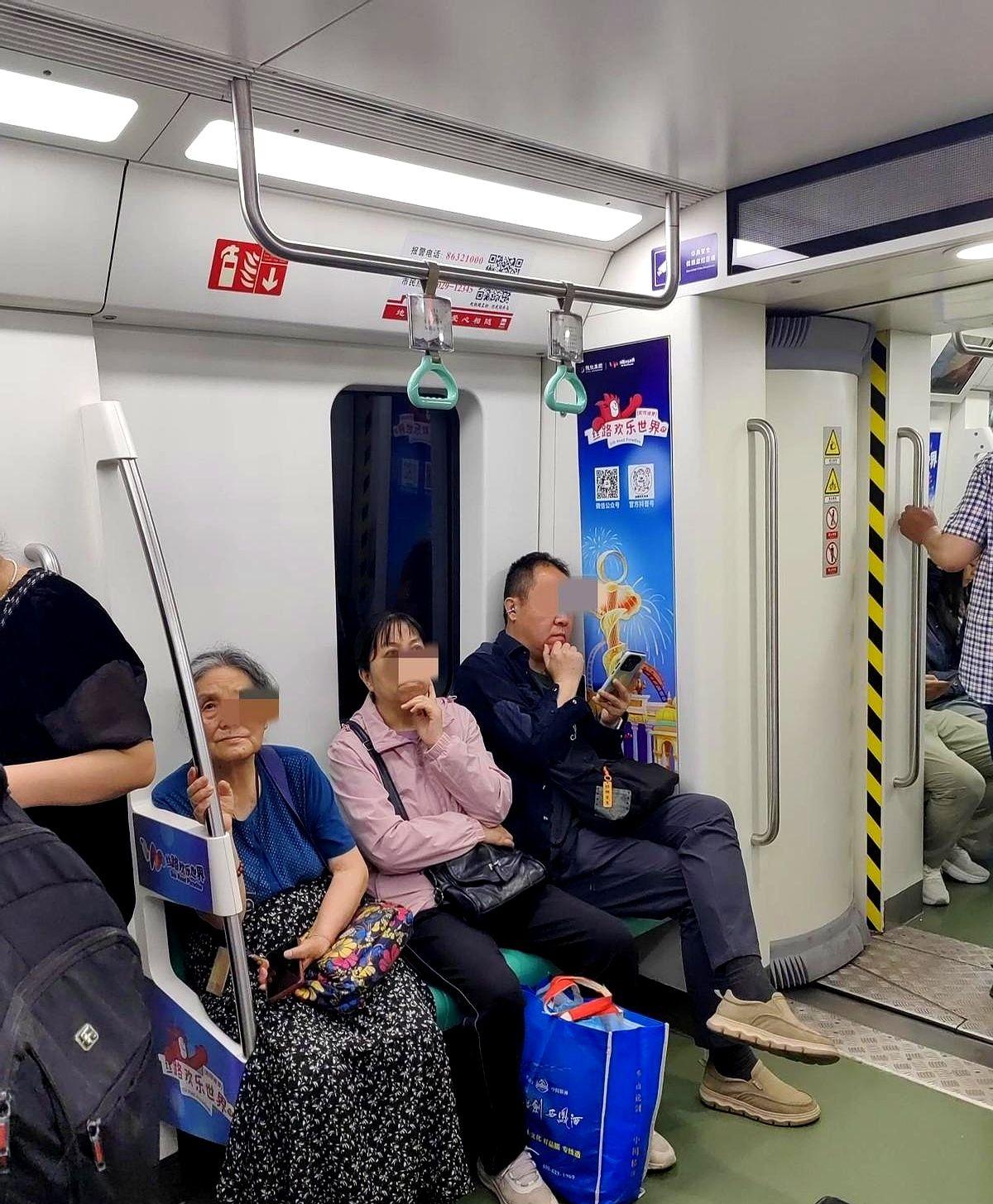 西安这波敬老政策落地后，老年人的出行习惯有点意思。叔叔阿姨们拿着免费证件走到地