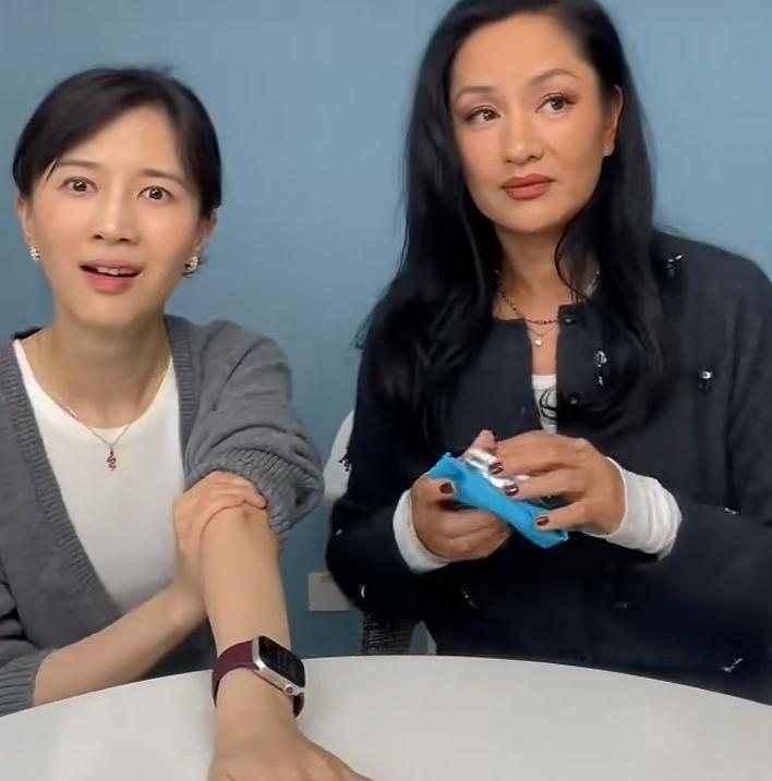 瞿颖最近挺火的，她的很多观点让人有一种返璞归真的感觉！比如就说模特步，她展示