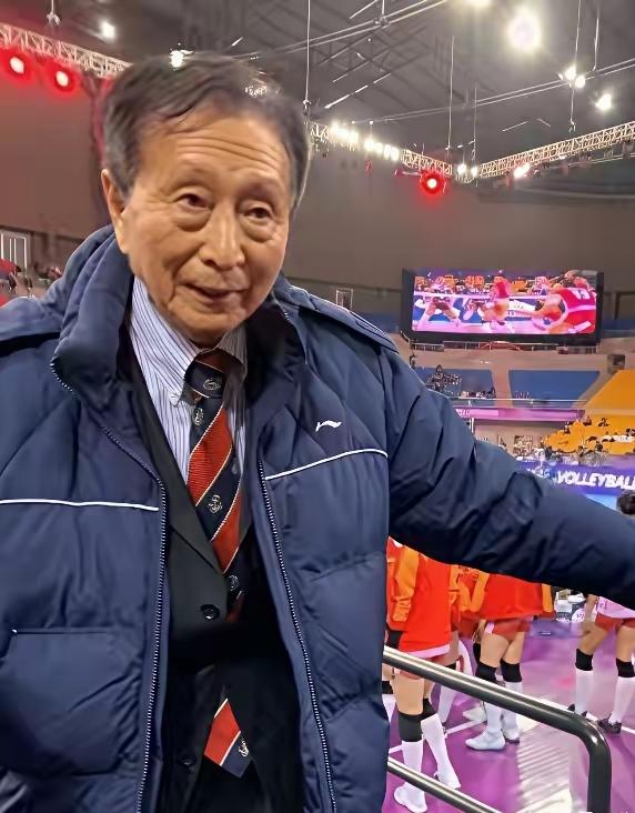 图一，是原央视体育节目主持人宋世雄，目前被传已经独自入住北京养老院，宋世雄的妻