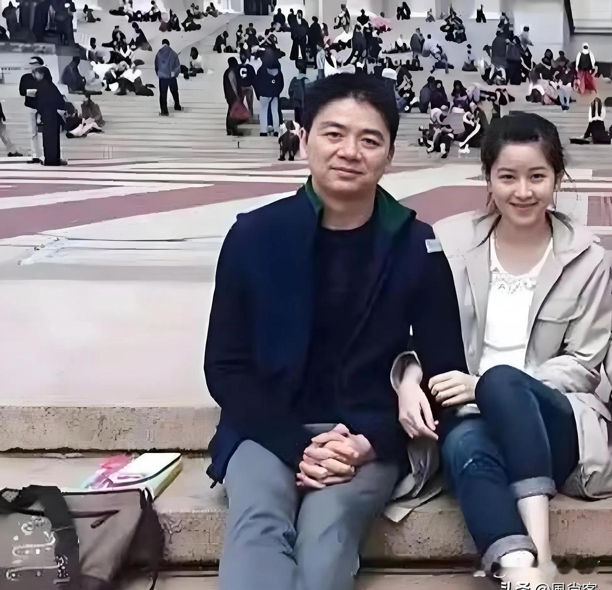 这时的刘强东38岁，章泽天18岁，刚认识不久，不得不说，有钱真好！