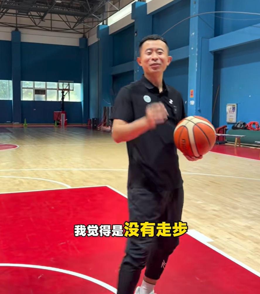 贺希宁走步了吗？CBA裁判专家分析，给出了答案！CBA四分之一决赛，深圳队与浙