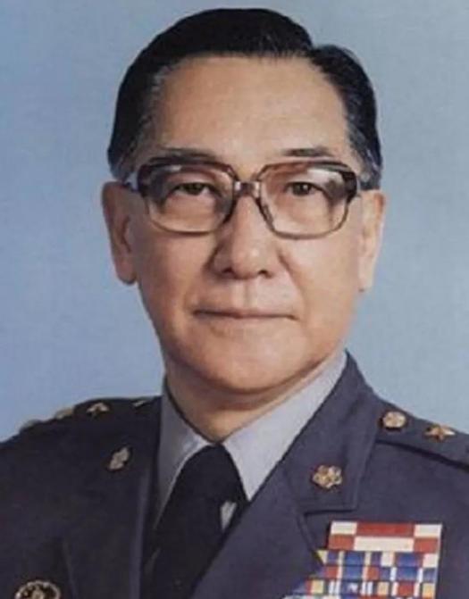 1940年，24岁的蒋纬国从德国留学回到重庆，在宋美龄的书房里随手翻到一本美国人