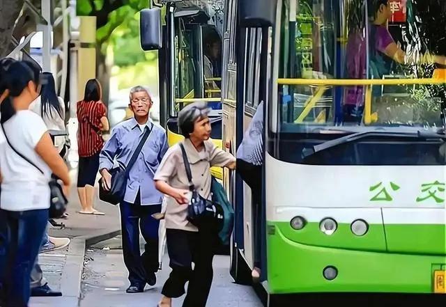 老人以后还能免费坐公交吗？老年卡迎来新变化，这3个细节关系每次出行近期多地公