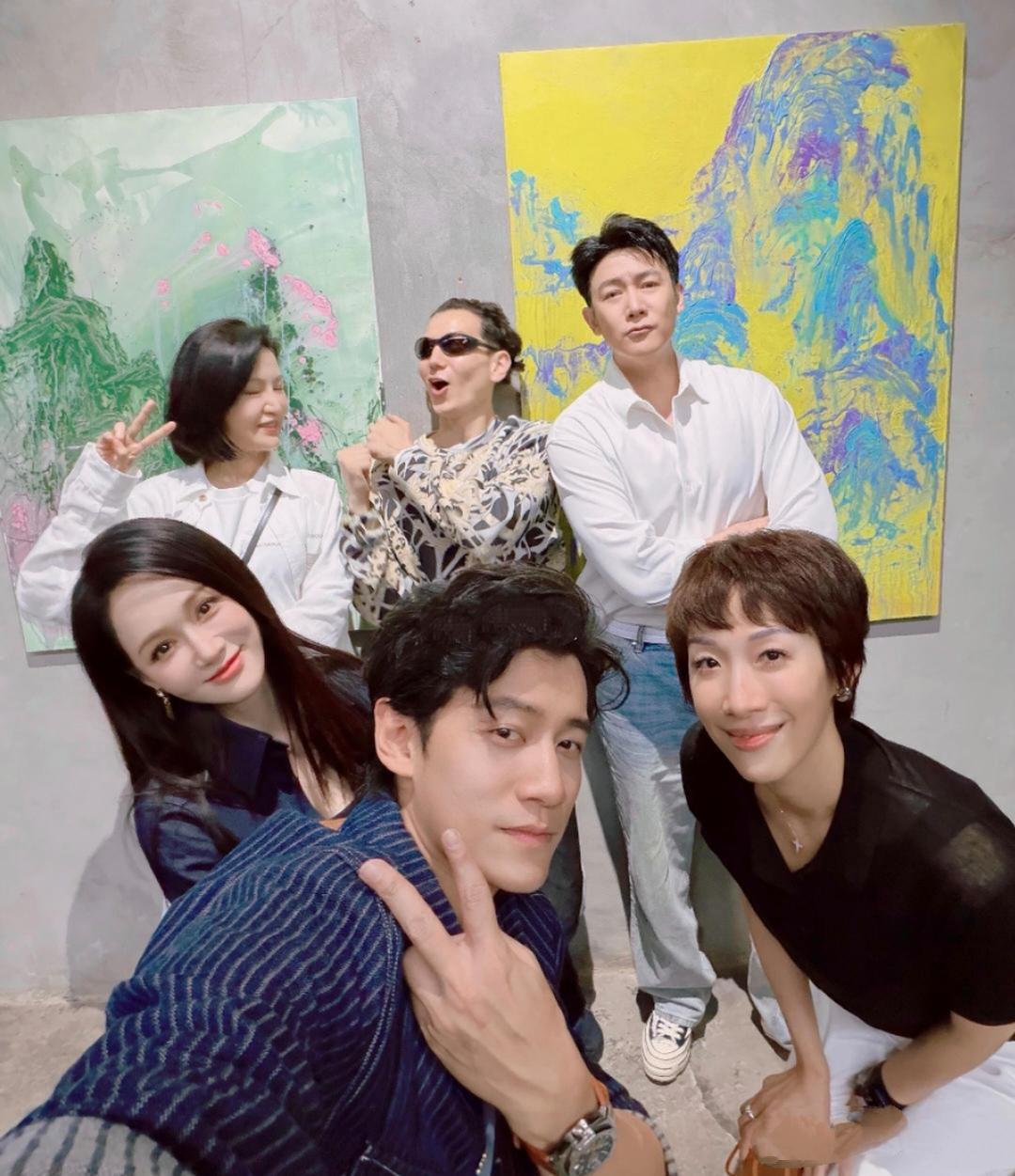 陈乔恩现身上海，支持老公艾伦的画展，陆毅夫妇也特地跑来上海支持。陈乔恩