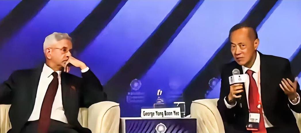 近日，新加坡前外长杨荣文当着印度外长苏杰生的面，吹捧说：印度不像东大那样，对大国