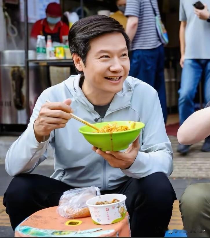 我闺蜜武汉的我问她，为什么雷军蹲在路边的小板凳上吃早饭？这有什么讲究吗？我闺蜜