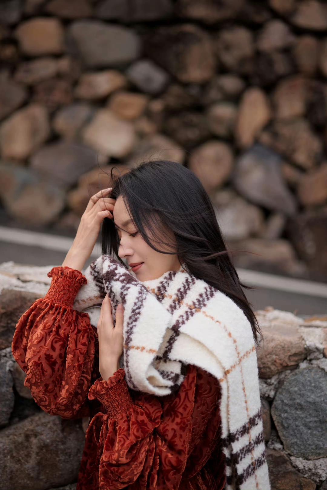 又到了戴围巾的冬季！这个季节，很多女人都喜欢用围巾来保暖和点缀穿搭，从而让自己