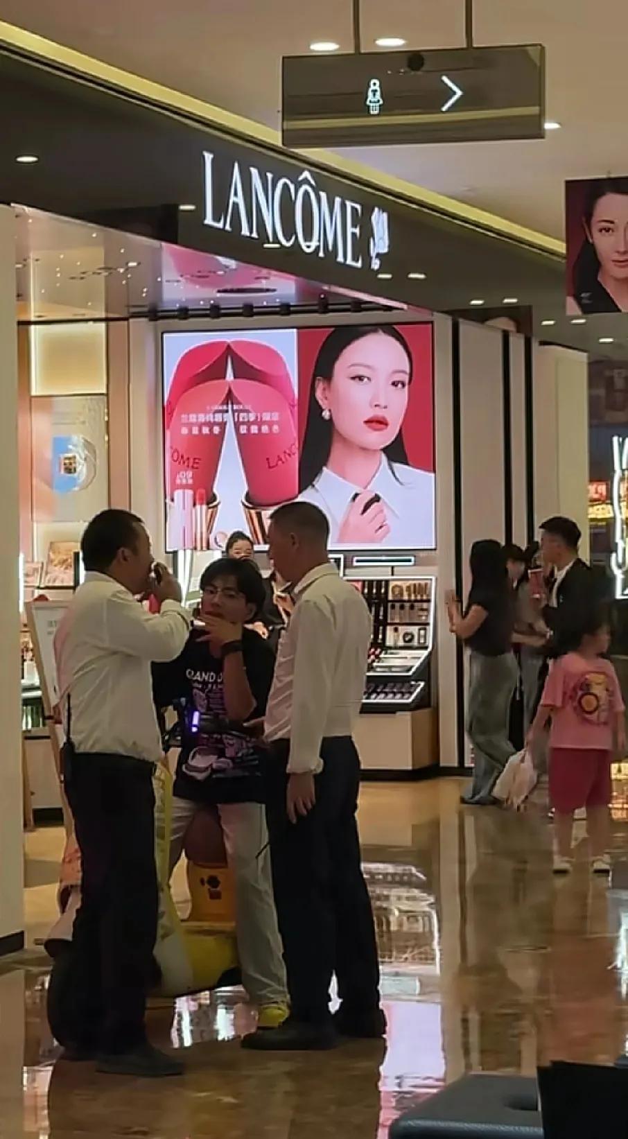 这个小孩以为自己特别牛，骑着个9号进商场，保安来了他还一副无所谓的样子。不知道