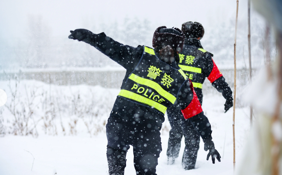 前几天，一个孩子走丢了求助于民警，孩子告诉了民警他妈妈的手机号码，民警打了22个