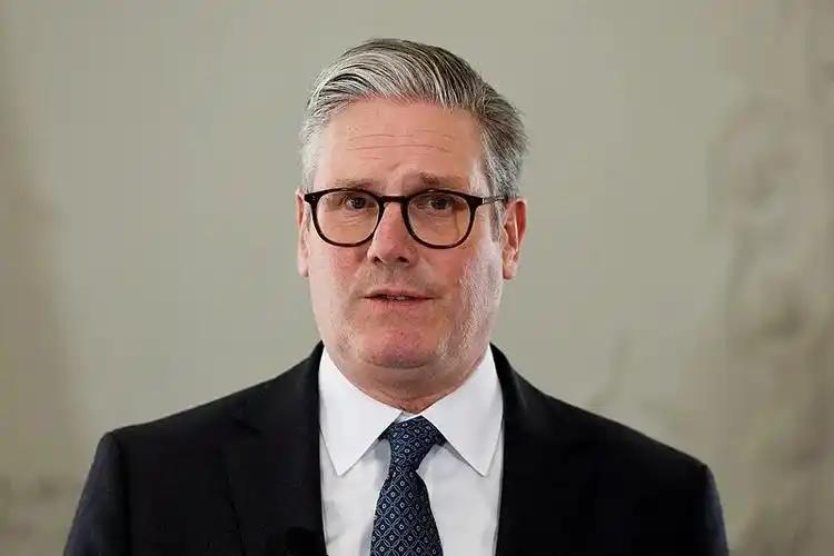 英国追随美国70年的关系至今算是完全破裂了。当地时间4月15日，英国首相斯塔默