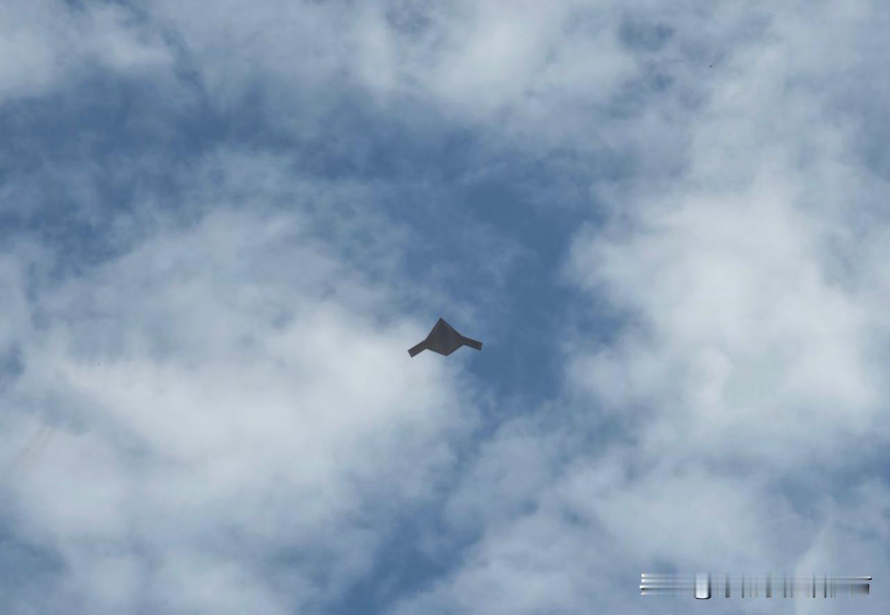 [呲牙笑]新型无人机——有人说是PS的，不过看上去很不错，挺有质感的。现在长航