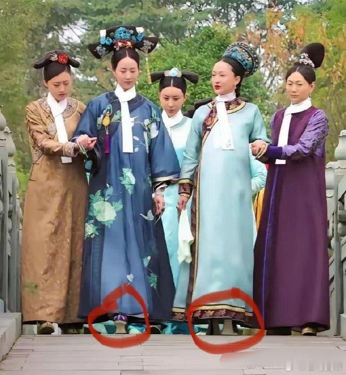如懿的花盆底鞋比海兰的足足高了一倍不止，怪不得要让扶着才敢走​​​​