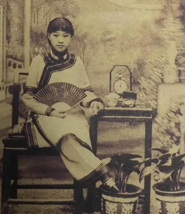 有一天，情人杨翠喜问弘一法师李叔同："你为何从来不碰我的身体，我虽是优伶，但还是
