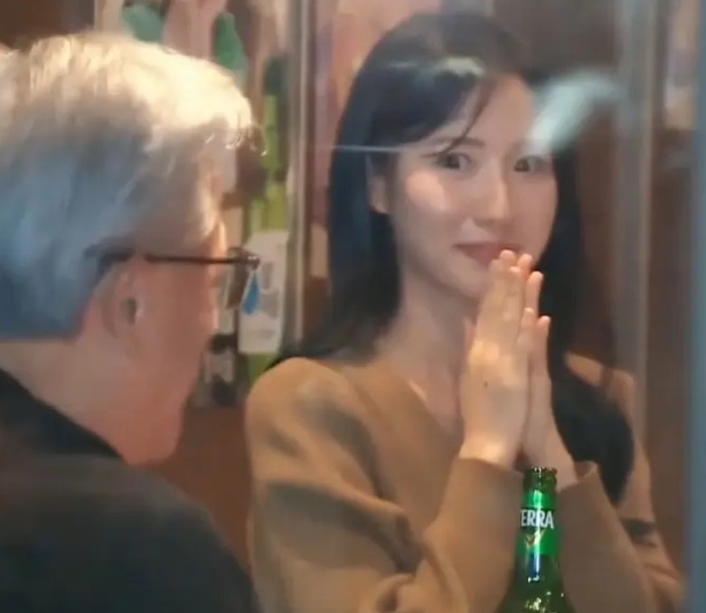 黄仁勋旁边这个女孩只是一个恰好在吃炸鸡喝啤酒的路人，并非随从秘书助理，仅此而已