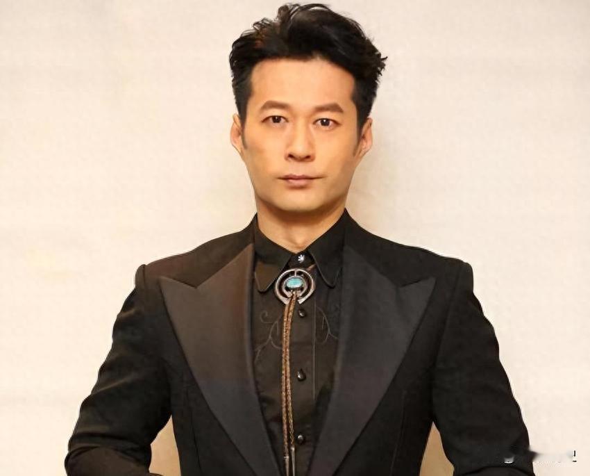 53岁仍未婚，有北京户口却为母亲定居青岛，谭凯坦言从没后悔过。🤫53岁还没