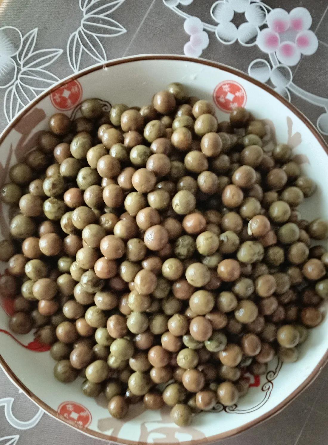 老六昨天晚上回来，带了两包小圆豆，真空包装的，里面还有冰，看来是从冰箱里才拿出来
