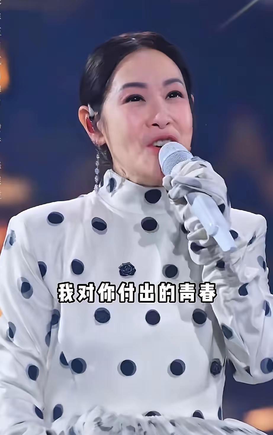 哇哦！刘若英看上去漂亮了不少，也显得更年轻了，只是感觉有点不太像她本人了。许久