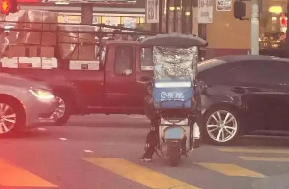 吃瓜群众又惊了！洛杉矶街头惊现“饿了么骑士”，九号电动车配饿了么外卖箱，乍一看还