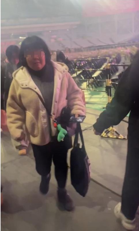 小九为了见到心爱的男团，特地飞去韩国首尔参加<em>SMTOWN</em>的演唱会，还花费重金买了