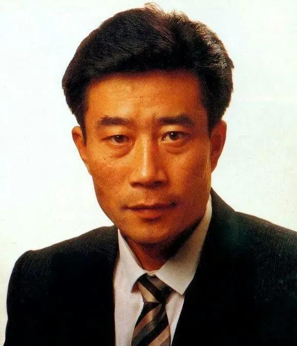 焦裕禄的妻子徐俊雅盯着眼前的男人，眉头拧成疙瘩：“你太胖了，不像他。”199