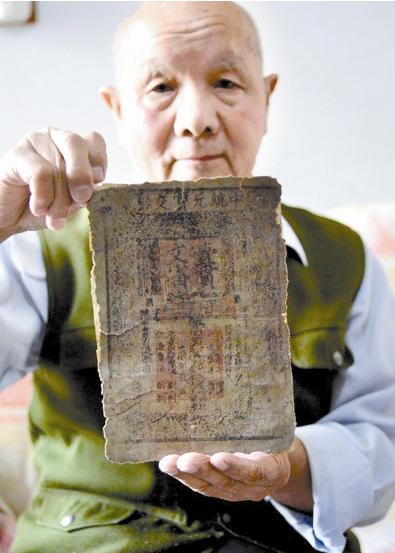 1982年，内蒙古呼和浩特，一名工人爬上白塔进行维修，突然，在墙缝中发现一张泛黄