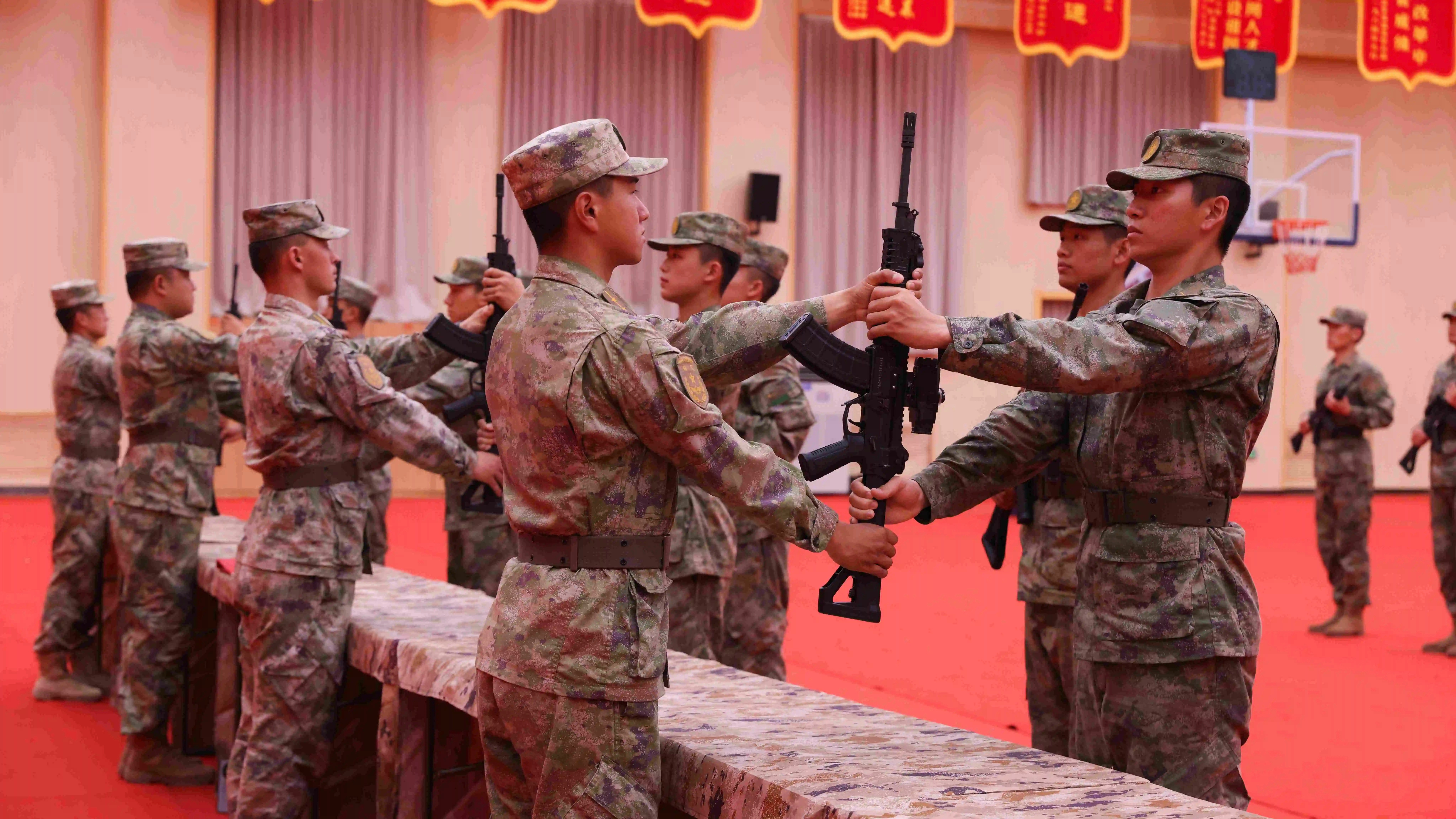 近日，第78集团军某旅隆重组织新兵授枪仪式（向雷锋学习）烽火问鼎计划