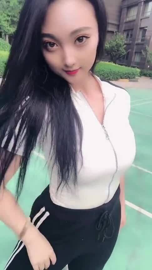 笑话：小李去医院体检，排在他前面的大爷听力不太好，和医生的对话让整个诊室都安静了