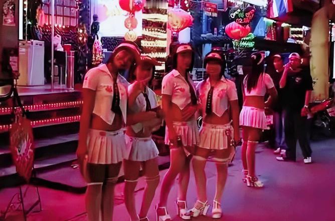 2009年，上千名特警突袭东莞，出动14辆装甲车、30架武装直升机，一夜荡平新东