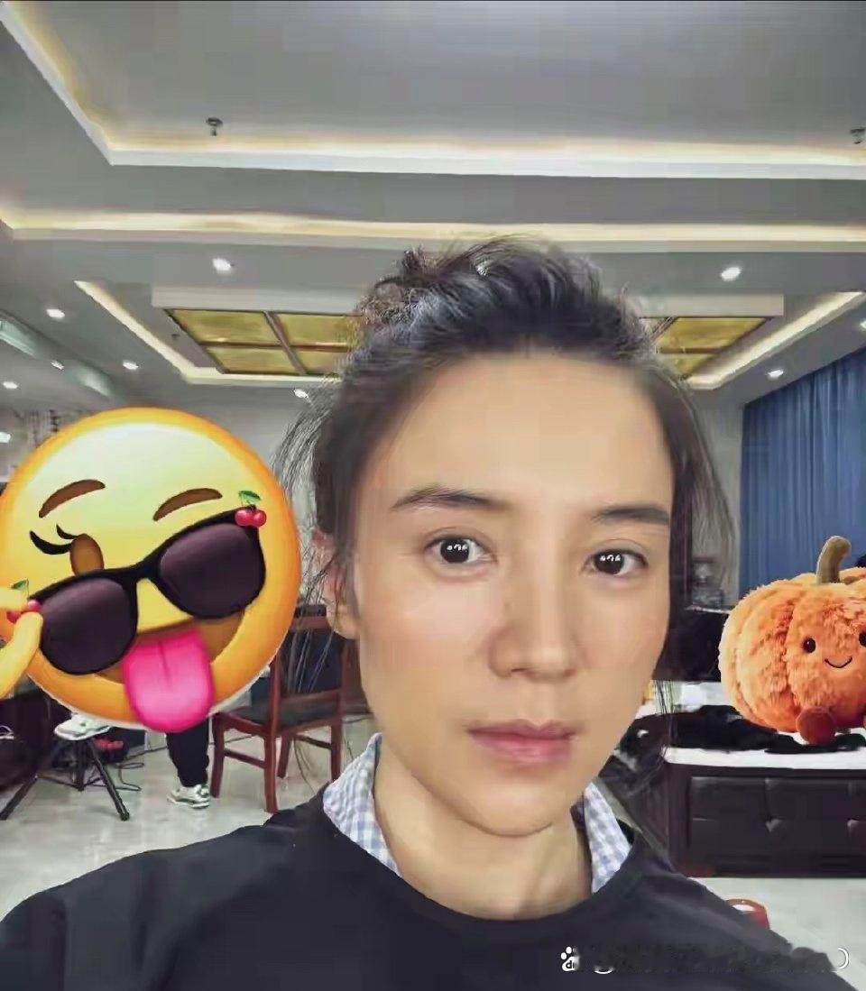 宋佳素颜的样子，感觉有点不像了，没有电视上那么靓丽了