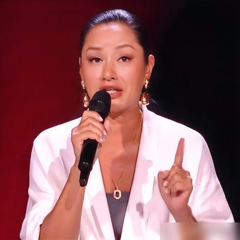 别再心疼瞿颖的眼泪，也别骂谢娜抢话了。我告诉你，这场长达5小时的直播混乱，根本不